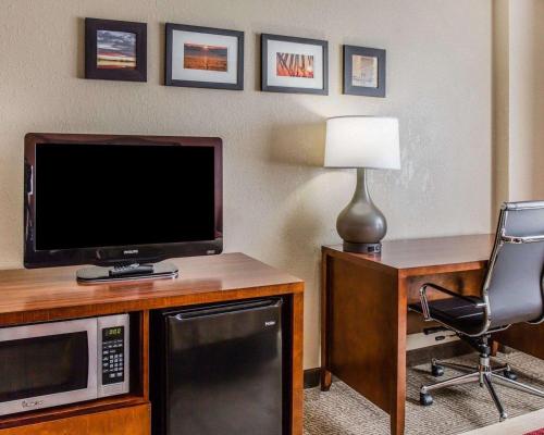 a room with a tv and a desk with a microwave at Comfort Inn & Suites Lakeland North I-4 in Lakeland
