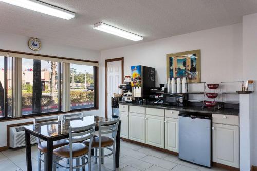 a kitchen with a table and chairs and a counter top at Rodeway Inn Lake City I-75 in Lake City