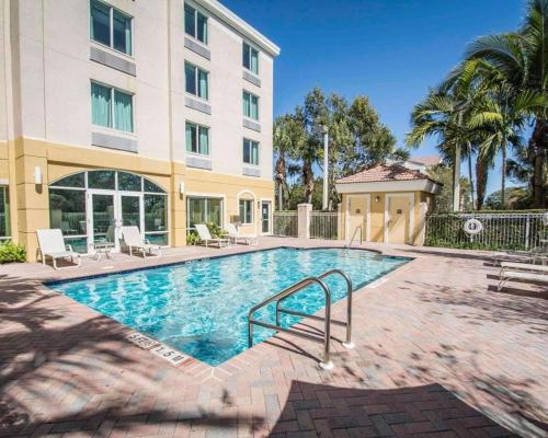 a swimming pool in front of a building at Comfort Inn & Suites Jupiter I-95 in Jupiter