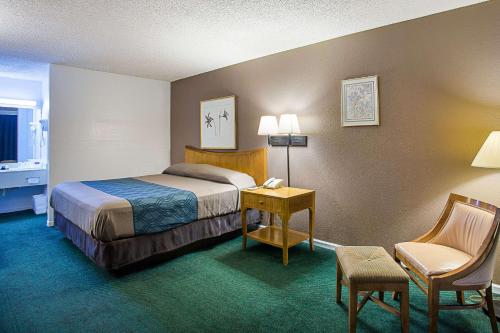 Ліжко або ліжка в номері Rodeway Inn Lake City I-75