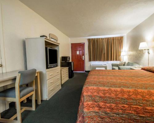 Tempat tidur dalam kamar di Rodeway Inn Gainesville - University Area