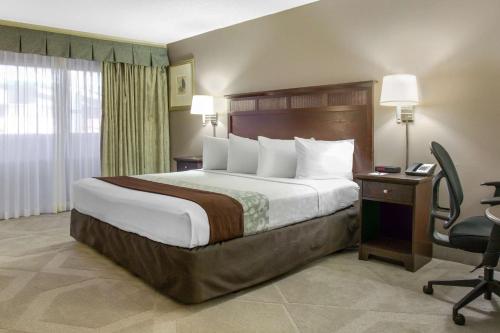 
A bed or beds in a room at Clarion Hotel Orlando International Airport
