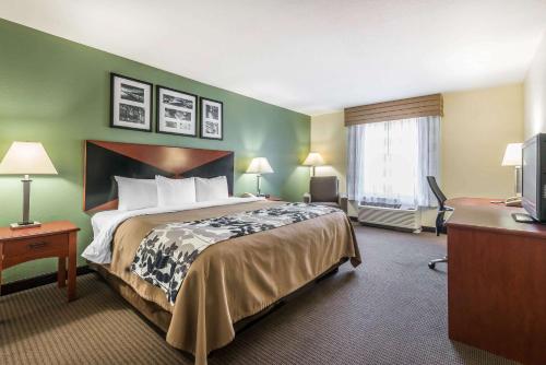 Katil atau katil-katil dalam bilik di Sleep Inn & Suites University-Shands