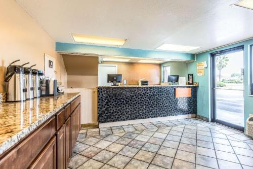 a bar in a hotel room with a counter at Rodeway Inn Fairgrounds-Casino in Tampa