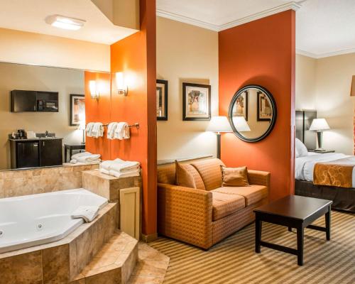 חדר רחצה ב-Comfort Suites Panama City near Tyndall AFB