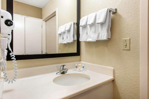 Um banheiro em Comfort Inn & Suites Near Universal Orlando Resort-Convention Ctr