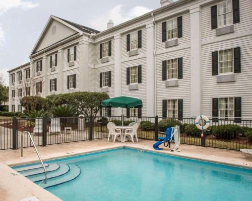 a swimming pool in front of a building at Quality Inn Lake City in Lake City