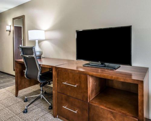 an office with a desk with a television and a chair at Comfort Suites Dunnellon near Rainbow Springs in Dunnellon