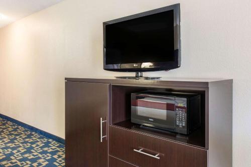 Uma TV ou centro de entretenimento em Comfort Inn & Suites Near Universal Orlando Resort-Convention Ctr