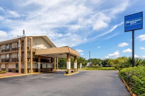 a building with a sign in front of it at Rodeway Inn Fairgrounds-Casino in Tampa