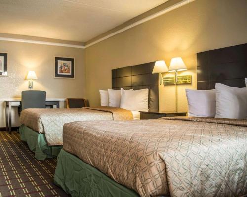 Giường trong phòng chung tại Rodeway Inn Near Ybor City - Casino