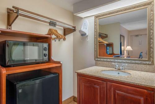 A bathroom at Quality Inn Savannah Historic District