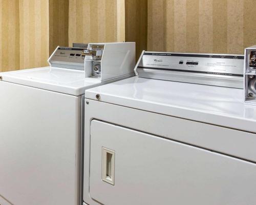 dos refrigeradores blancos sentados uno al lado del otro en una habitación en Comfort Inn en Conyers