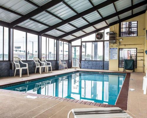 Quality Inn & Suites Morrow Atlanta South tesisinde veya buraya yakın yüzme havuzu