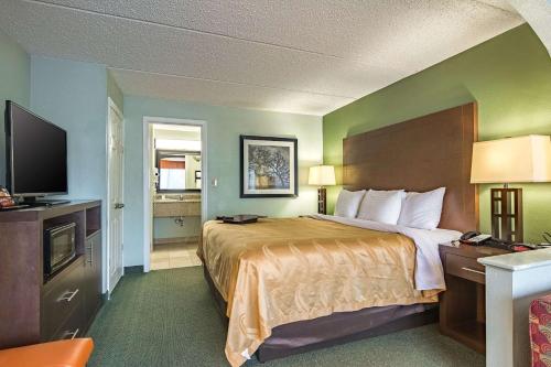 A bed or beds in a room at Quality Inn Columbus