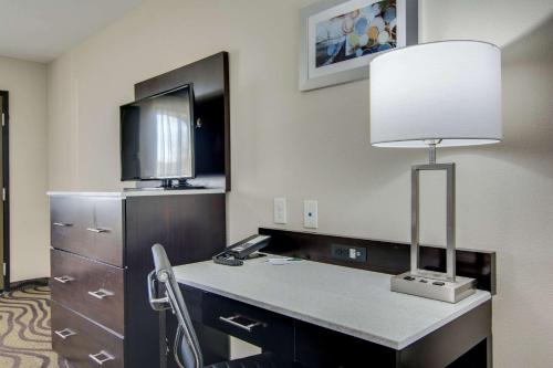 A kitchen or kitchenette at Quality Inn & Suites Athens University Area