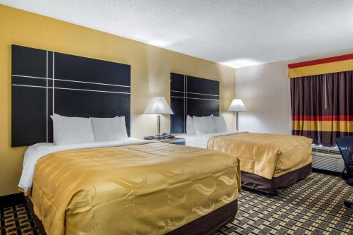 ein Hotelzimmer mit 2 Betten in einem Zimmer in der Unterkunft Quality Inn & Suites Union City - Atlanta South in Union City