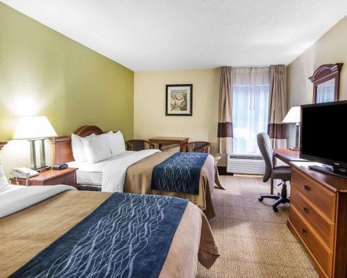 a hotel room with two beds and a desk at Quality Inn Darien-North Brunswick in Darien