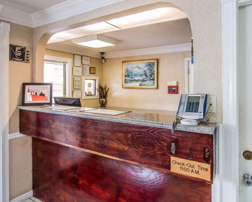 an office with a counter with a laptop computer on it at Econo Lodge Richmond Hill in Richmond Hill
