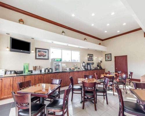 a restaurant with tables and chairs and a bar at Quality Inn & Suites Cartersville North in Cartersville