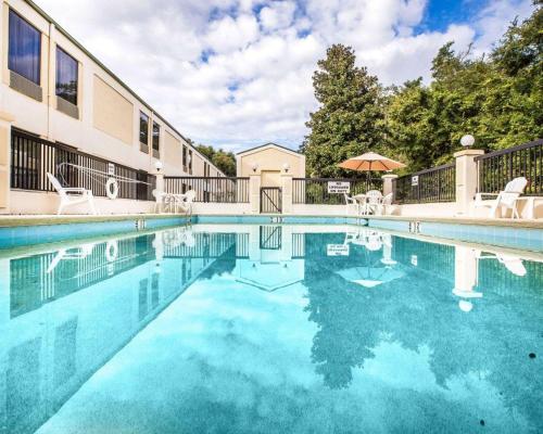 uma piscina em frente a um edifício em Quality Inn Darien-North Brunswick em Darien