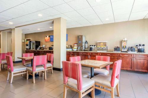 a restaurant with tables and chairs and a counter at Comfort Inn Atlanta Downtown South in Atlanta