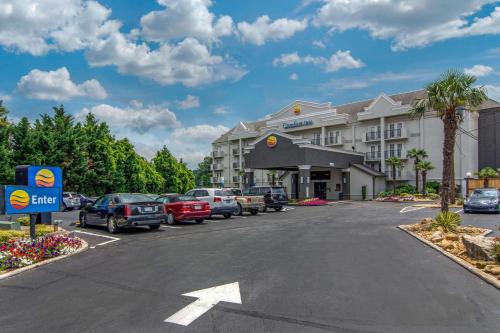 a hotel with cars parked in a parking lot at Comfort Inn Sandy Springs - Perimeter in Atlanta