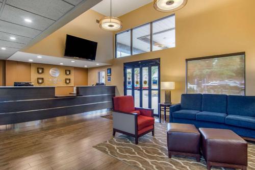 Μια τηλεόραση ή/και κέντρο ψυχαγωγίας στο Comfort Inn Sandy Springs - Perimeter