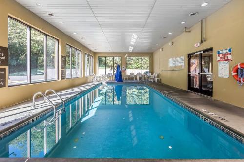 een zwembad met blauw water in een gebouw bij Comfort Inn & Suites in Dalton