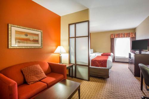 une chambre d'hôtel avec un canapé et un lit dans l'établissement Comfort Suites Golden Isles Gateway, à Brunswick