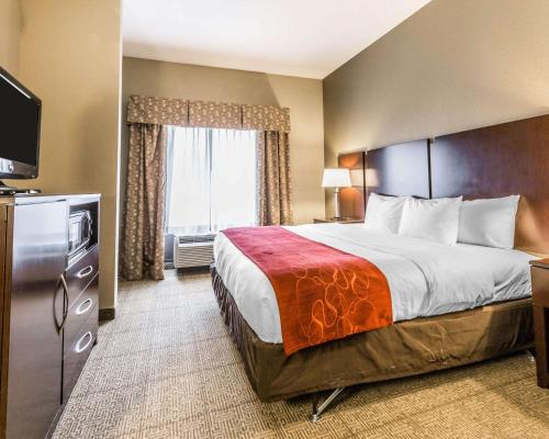 Letto o letti in una camera di Comfort Suites Commerce