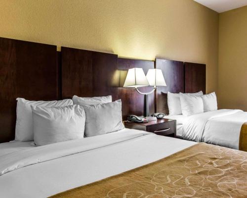 a hotel room with two beds and two lamps at Comfort Suites Waycross in Waycross