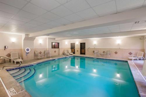 a large swimming pool in a hotel room at Comfort Suites Locust Grove Atlanta South in Locust Grove