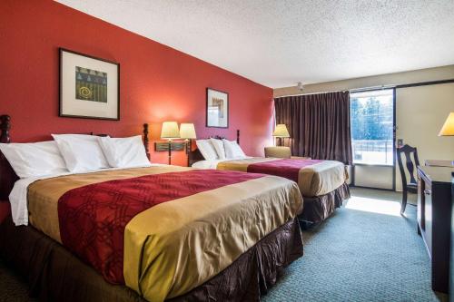 A bed or beds in a room at Econo Lodge Inn & Suites Conference Center Dublin