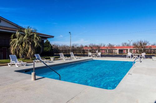 The swimming pool at or close to Econo Lodge Inn & Suites Conference Center Dublin