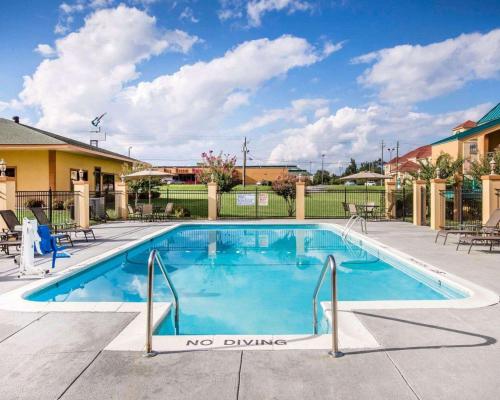 ein Pool in einem Resort ohne Tauchschild in der Unterkunft Quality Inn Macon in Macon
