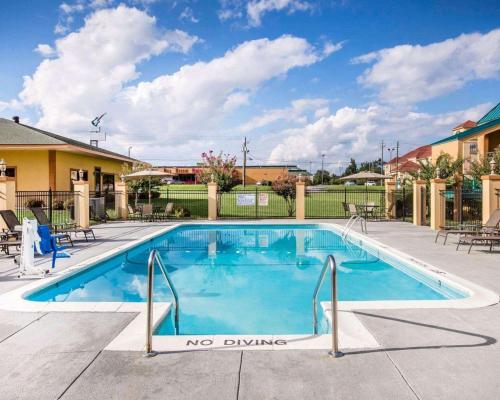 a swimming pool at a resort with a no diving sign at Quality Inn in Macon
