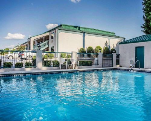 Swimmingpoolen hos eller tæt på Quality Inn & Suites Stockbridge Atlanta South I-75
