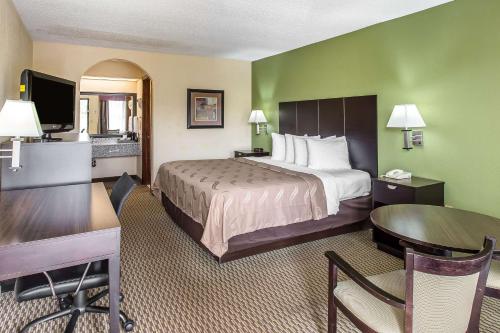 Habitación de hotel con cama y escritorio en Quality Inn Adairsville-Calhoun South, en Adairsville