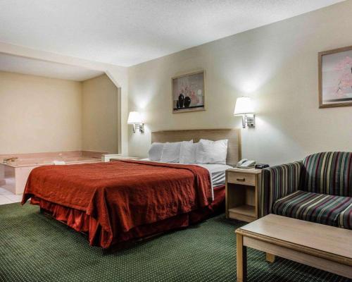 Кровать или кровати в номере Quality Inn & Suites Stockbridge Atlanta South I-75