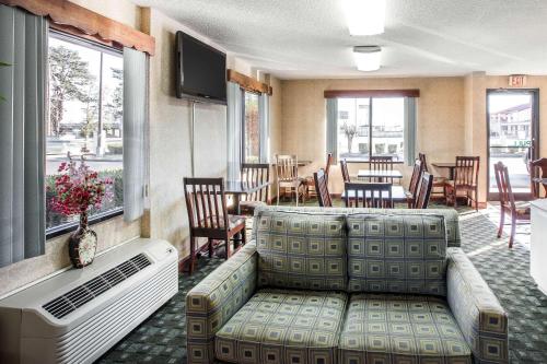 una sala de espera con sofá, mesa y sillas en Quality Inn Byron, en Byron