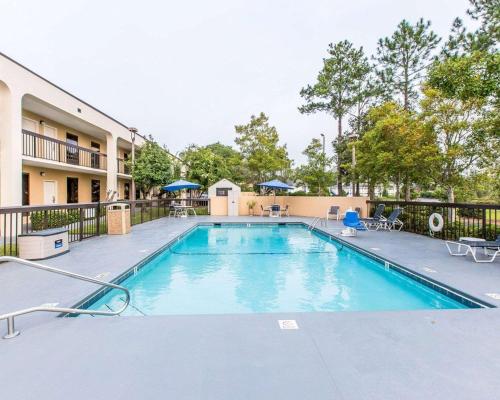 a swimming pool at a apartment complex with a resort at Quality Inn at the Mall - Valdosta in Valdosta