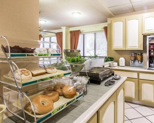 Η κουζίνα ή μικρή κουζίνα στο Quality Inn At the Mall - Valdosta
