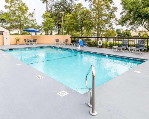 Πισίνα στο ή κοντά στο Quality Inn At the Mall - Valdosta