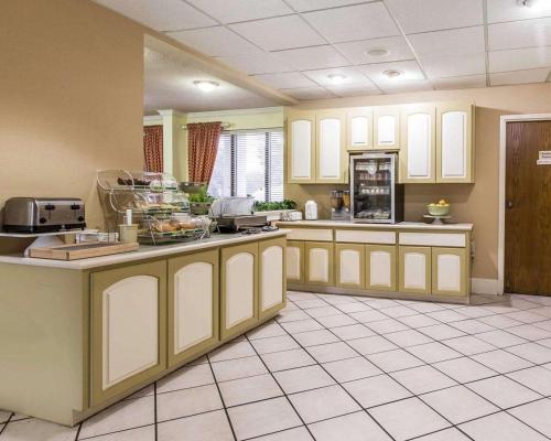 Η κουζίνα ή μικρή κουζίνα στο Quality Inn At the Mall - Valdosta