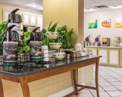Η κουζίνα ή μικρή κουζίνα στο Quality Inn At the Mall - Valdosta