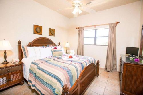 מיטה או מיטות בחדר ב-Clarion Suites Roatan at Pineapple Villas