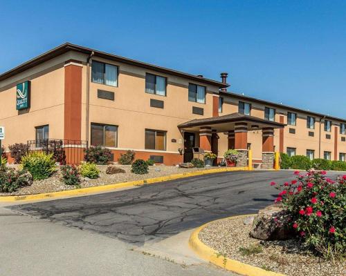 ein Gebäude mit einem Parkplatz davor in der Unterkunft Quality Inn at Collins Road - Cedar Rapids in Cedar Rapids