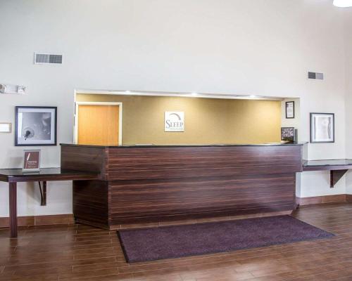 Лобби или стойка регистрации в Sleep Inn & Suites Davenport - Quad Cities