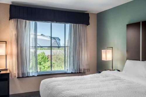 Un pat sau paturi într-o cameră la Clarion Inn & Suites Atlanta Downtown